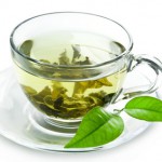Tasse Grüner Tee mit Blättern